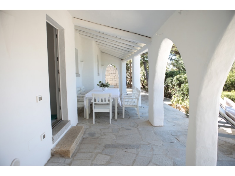 Villa Maria Mercedes - Casa vacanze sul mare a Villasimius in Sardegna - patio circondato dal verde.