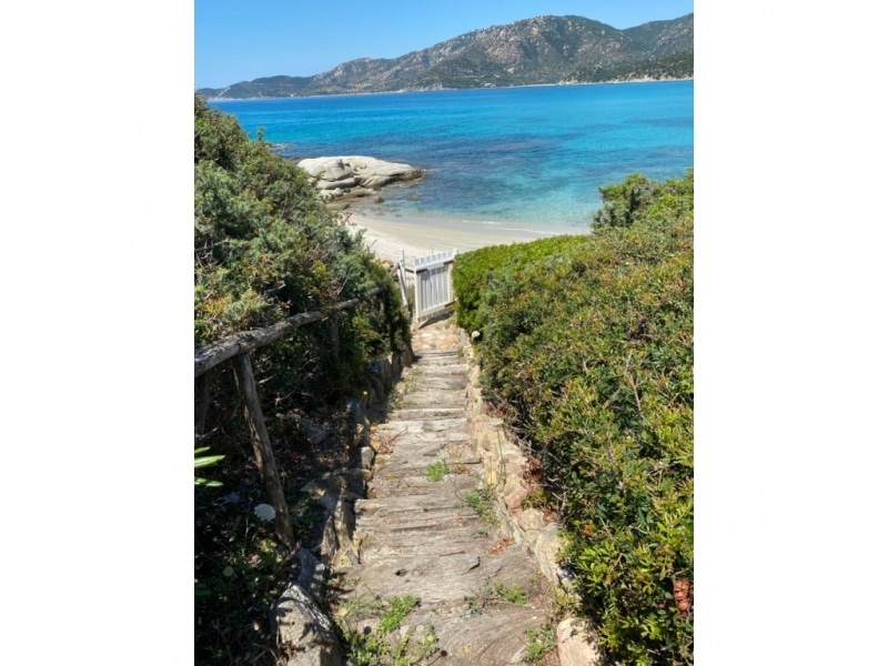 Villa Maria Mercedes - Casa vacanze sul mare a Villasimius in Sardegna - camminatoio per accesso alla spiaggia privata.