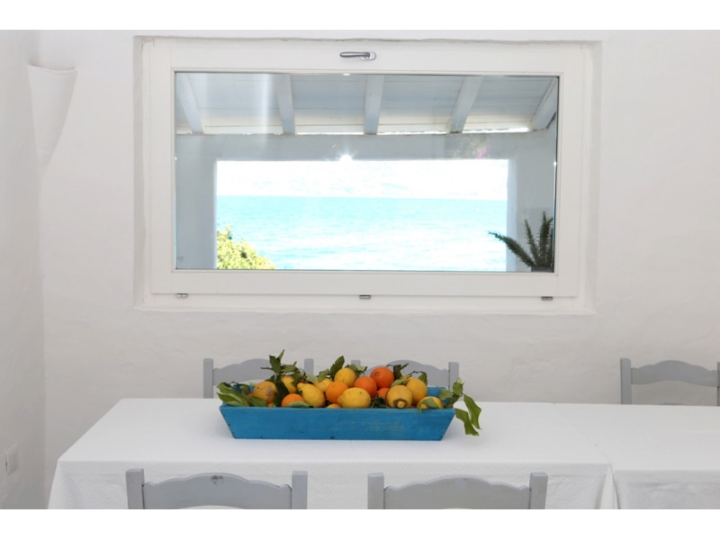 Villa Maria Mercedes - Casa vacanze sul mare a Villasimius in Sardegna - cucina con finestra sul mare.
