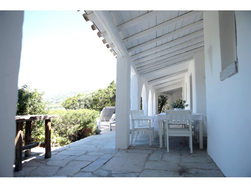 Villa Maria Mercedes - Casa vacanze sul mare a Villasimius in Sardegna - splendido patio arredato sul un incantevole panorama di macchia mediterranea.