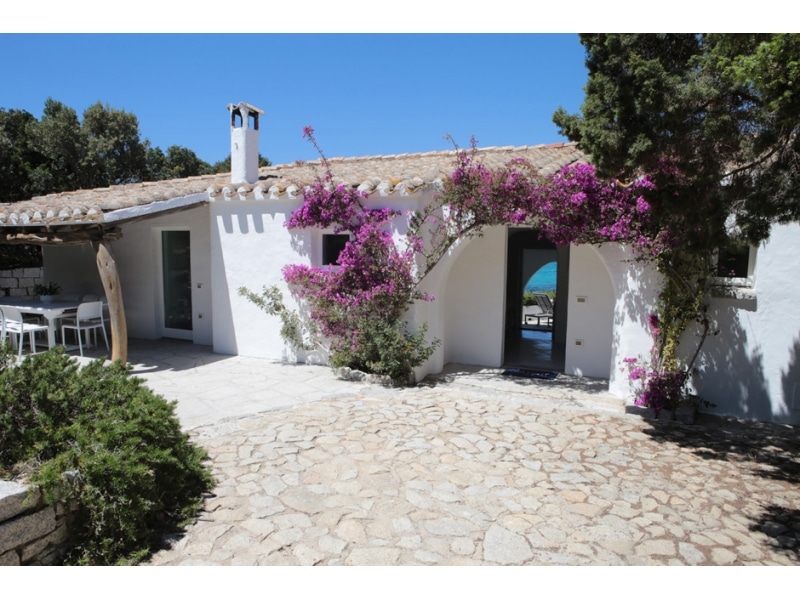 Villa Maria Mercedes - Casa vacanze sul mare a Villasimius in Sardegna - scorcio di villa vista dall'esterno con ciottolato antistante.