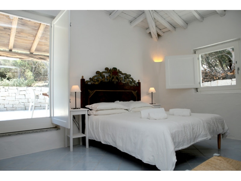 Villa Maria Mercedes - Casa vacanze sul mare a Villasimius in Sardegna - luminosa camera da letto matrimoniale con acceso al patio e finestra panoramica.