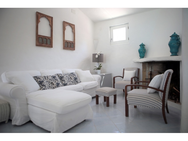 Villa Maria Mercedes - Casa vacanze sul mare a Villasimius in Sardegna - soggiorno con divani e camino.