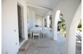 Villa Maria Mercedes - Casa vacanze sul mare a Villasimius in Sardegna - patio circondato dal verde.