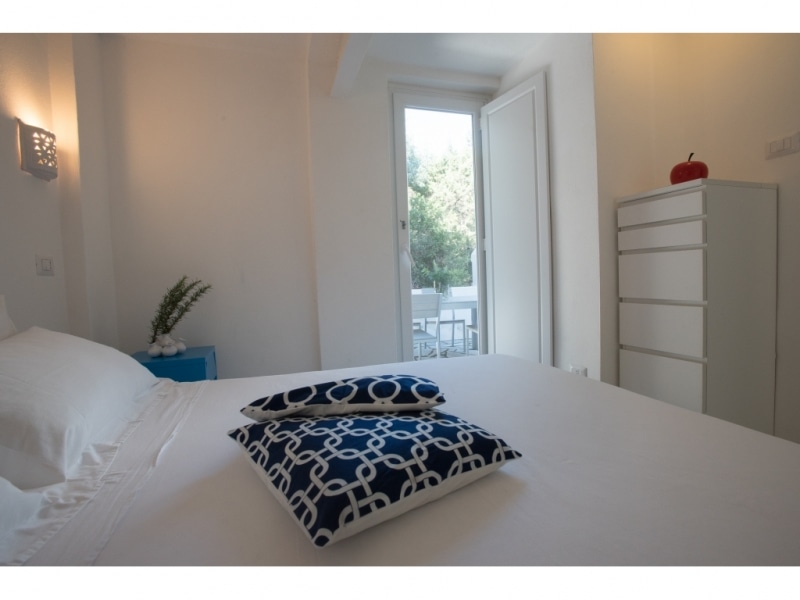 Villa Climene - Casa vacanze sul mare a Villasimius in Sardegna - camera da letto con accesso diretto al patio.