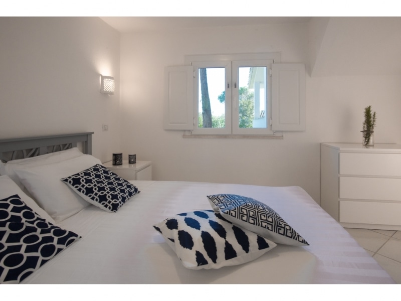 Villa Climene - Casa vacanze sul mare a Villasimius in Sardegna - camera con letto matrimonia e finestra luminosa.