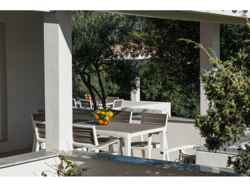 Villa Climene - Casa vacanze sul mare a Villasimius in Sardegna - scorcio del patio circondato dal verde.