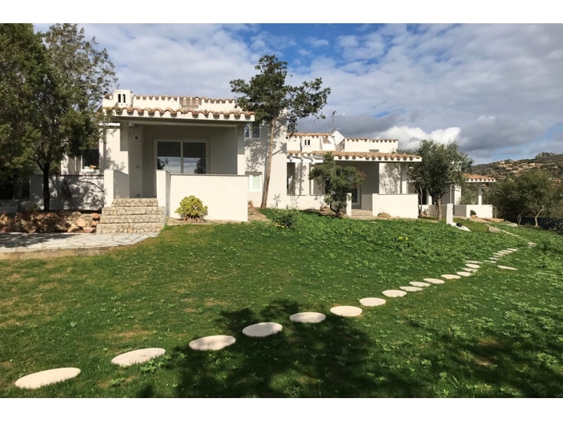 Villa Climene - Casa vacanze sul mare a Villasimius in Sardegna - vista esterna del giardino con ciottolato.