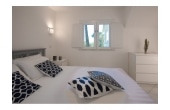 Villa Climene - Casa vacanze sul mare a Villasimius in Sardegna - camera con letto matrimonia e finestra luminosa.