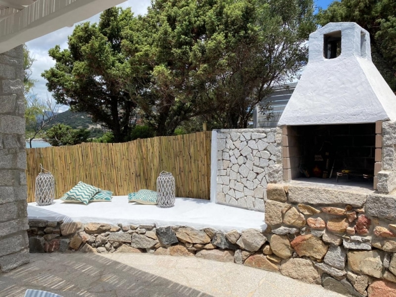 Villa Clitia - Casa vacanze sul mare a Villasimius in Sardegna - barbecue in muratura per ottime grigliate in famiglia e con gli amici.