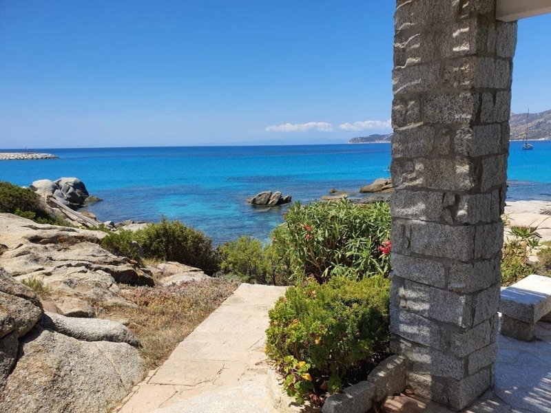 Villa Clitia - Casa vacanze sul mare a Villasimius in Sardegna - Panorama dal patio esterno della villa.