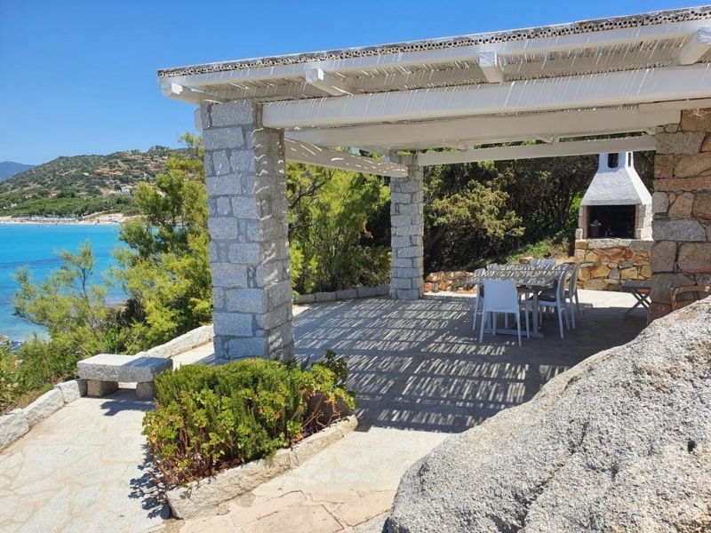 Villa Clitia - Casa vacanze sul mare a Villasimius in Sardegna - scorcio esterno della villa e della spiaggia antistante.