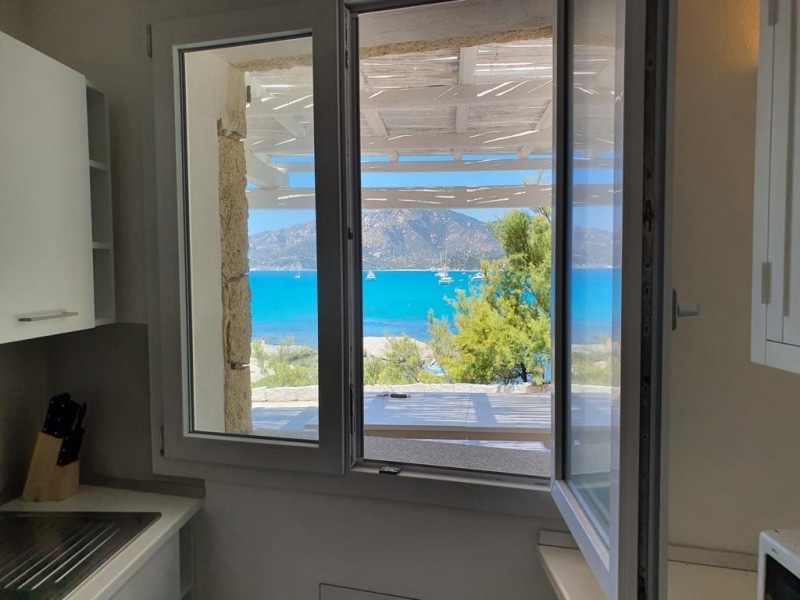Villa Clitia - Casa vacanze sul mare a Villasimius in Sardegna - camera da letto con finestra sul mare.
