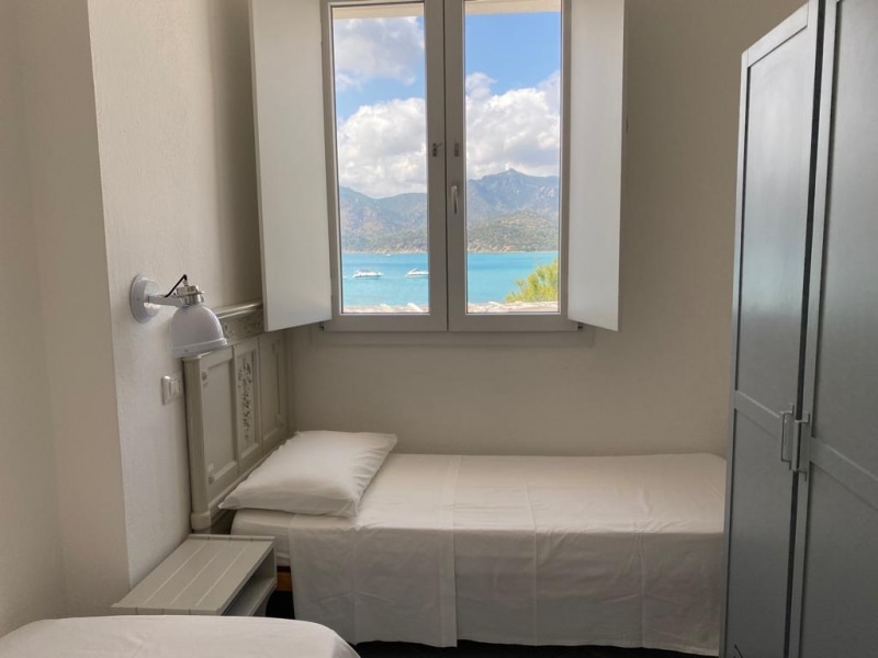 Villa Clitia - Casa vacanze sul mare a Villasimius in Sardegna - camera da letto singola con finestra sulla spiaggia privata.