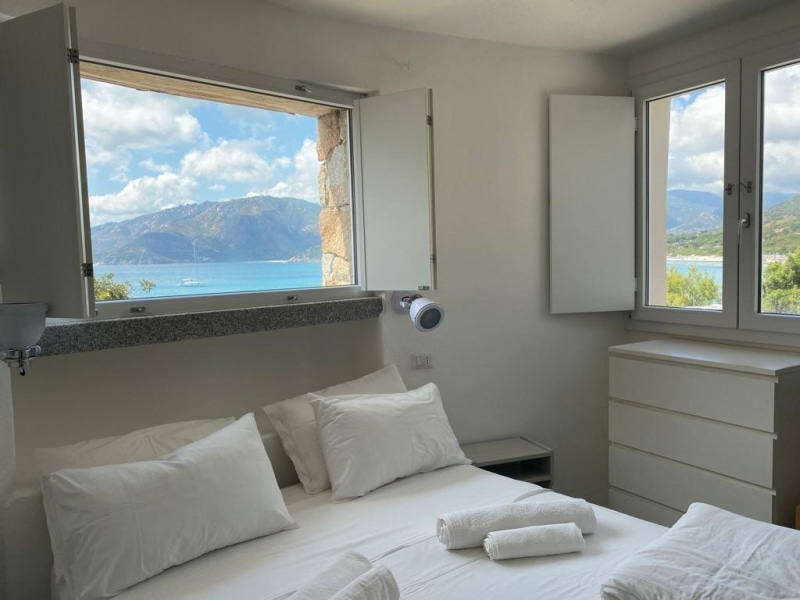 Villa Clitia - Casa vacanze sul mare a Villasimius in Sardegna - camera da letto matrimoniale con doppie finestra panoramiche sulla spiaggia privata.