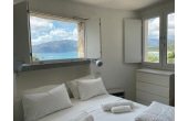 Villa Clitia - Casa vacanze sul mare a Villasimius in Sardegna - camera da letto matrimoniale con doppie finestra panoramiche sulla spiaggia privata.