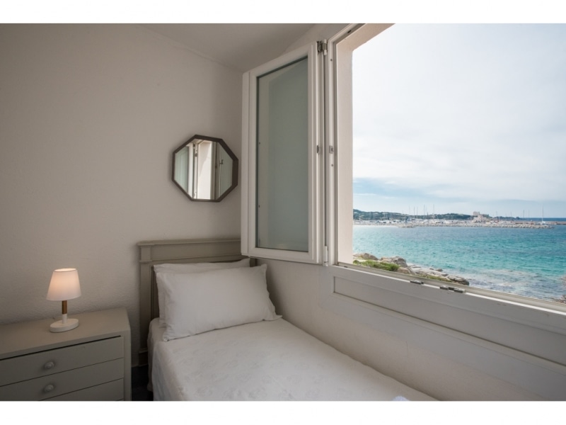 Villa Alie - Casa vacanze sul mare a Villasimius in Sardegna - stanza con finestra su panorama mozzafiato sul mare.