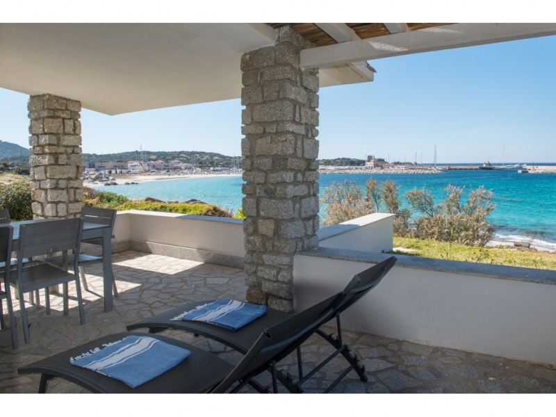 Villa Alie - Casa vacanze sul mare a Villasimius in Sardegna - vista della spiaggia dal patio della villa.