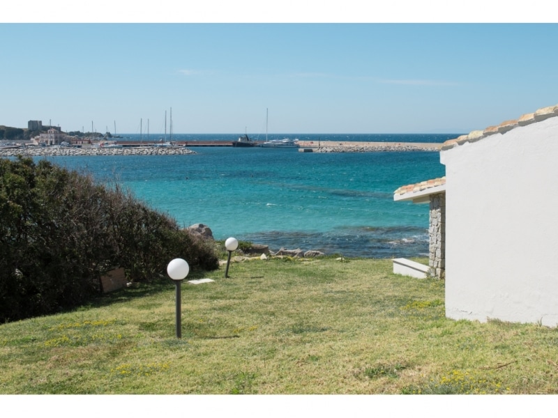 Villa Alimene - Casa vacanze sul mare a Villasimius in Sardegna - vista esterna del giardino e della spiaggia privata adiacente.