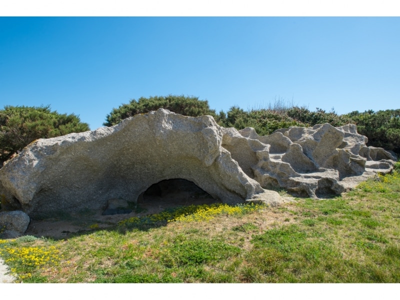 Villa Alimene - Casa vacanze sul mare a Villasimius in Sardegna - paesaggio circostante con rocce millenarie erose dal tempo.