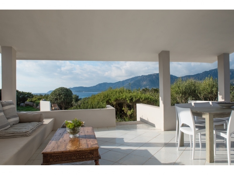 Villa Calipso - Casa vacanze sul mare a Villasimius in Sardegna - patio arredato circondato da macchia mediterranea un bellissimo paesaggio , da un lato le colline e dall'altro la spiaggia a pochi metri.