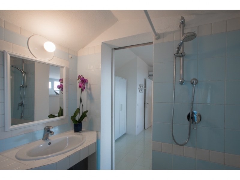 Villa Calipso - Casa vacanze sul mare a Villasimius in Sardegna - bagno elegante e funzionale con doccia.