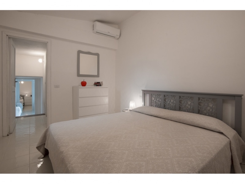 Villa Calipso - Casa vacanze sul mare a Villasimius in Sardegna - camera con ampio letto matrimoniale king size.