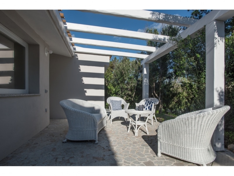 Villa Calipso - Casa vacanze sul mare a Villasimius in Sardegna - patio retrostante arredato per serate in relax.