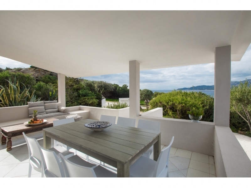 Villa Calipso - Casa vacanze sul mare a Villasimius in Sardegna - patio incredibilmente panoramico con un doppio paesaggio collinare e marittimo. La spiaggia a pochi metri inebria la vista.