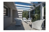 Villa Calipso - Casa vacanze sul mare a Villasimius in Sardegna - patio retrostante arredato per serate in relax.