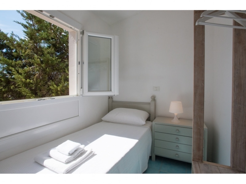 Villa Eunice - Casa vacanze sul mare a Villasimius in Sardegna - camera singola con letto accanto a grande finestra con panorama.
