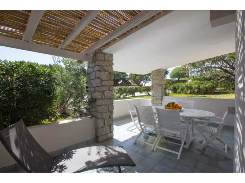 Villa Eunice - Casa vacanze sul mare a Villasimius in Sardegna - patio arredato circondato da macchia mediterranea con la spiaggia a pochi metri.