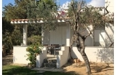 Villa Aretusa - Casa vacanze sul mare a Villasimius in Sardegna - scorcio della villa circondata da alberi e fiori.