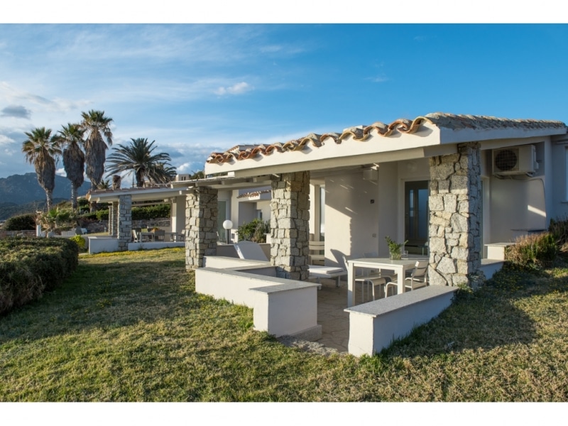 Villa Anfitrite - Casa vacanze sul mare a Villasimius in Sardegna - scorcio di villa su prospetto laterale con palmizi.