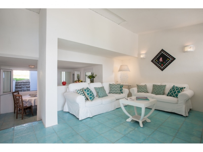 Villa Nesea - Casa vacanze sul mare a Villasimius in Sardegna - moderno e ricercato soggiorno, luminoso e con finestre panoramiche.