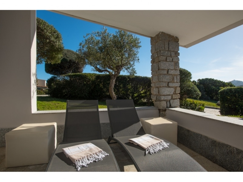 Villa Nesea - Casa vacanze sul mare a Villasimius in Sardegna - patio esterno con meravigliosa vista sul mare e sulla macchia mediterranea.