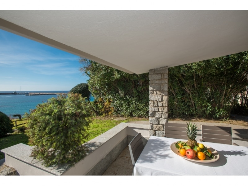Villa Nesea - Casa vacanze sul mare a Villasimius in Sardegna - patio esterno incredibile panorama tra spiaggia, arbusti e alberi rigogliosi.