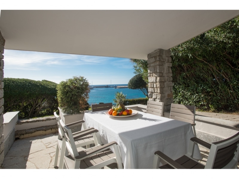 Villa Nesea - Casa vacanze sul mare a Villasimius in Sardegna - patio esterno con vista favolosa sulla spiaggia antistante abbracciata dal verde.