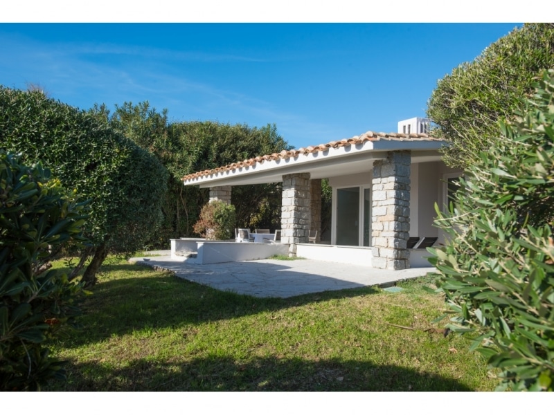 Villa Nesea - Casa vacanze sul mare a Villasimius in Sardegna - scorcio di villa circondata dal verde.