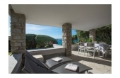Villa Nesea - Casa vacanze sul mare a Villasimius in Sardegna - patio esterno con panorama mozzafiato sulla spiaggia e l'area verde circostante.