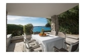 Villa Nesea - Casa vacanze sul mare a Villasimius in Sardegna - patio esterno con vista favolosa sulla spiaggia antistante abbracciata dal verde.