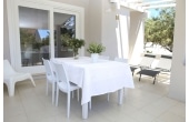 Villa Agave - Casa vacanze sul mare a Villasimius in Sardegna - patio esterno moderno e accogliente con tavoli e sedie.
