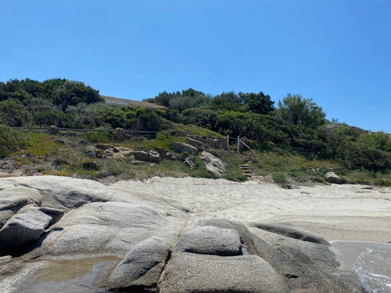 Villa Maria Mercedes - Casa vacanze sul mare a Villasimius in Sardegna - splendida spiaggia privata con zona sabbiosa e sona rocciosa.