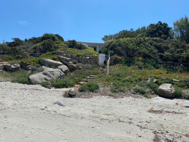 Villa Maria Mercedes - Casa vacanze sul mare a Villasimius in Sardegna - la villa vista dalla spiaggia antistante.