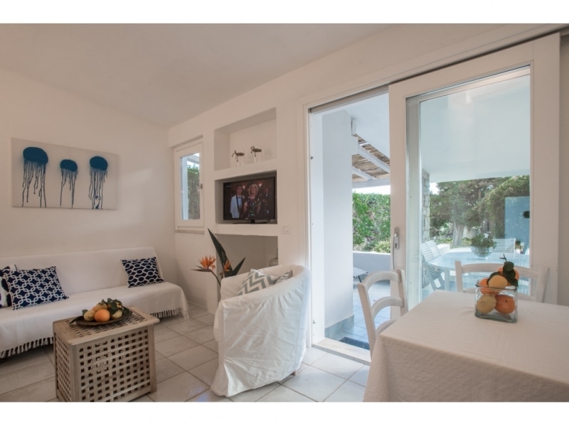 Villa Eulimene - Casa vacanze sul mare a Villasimius in Sardegna - salotto con ampia porta vetrata di accesso al patio.