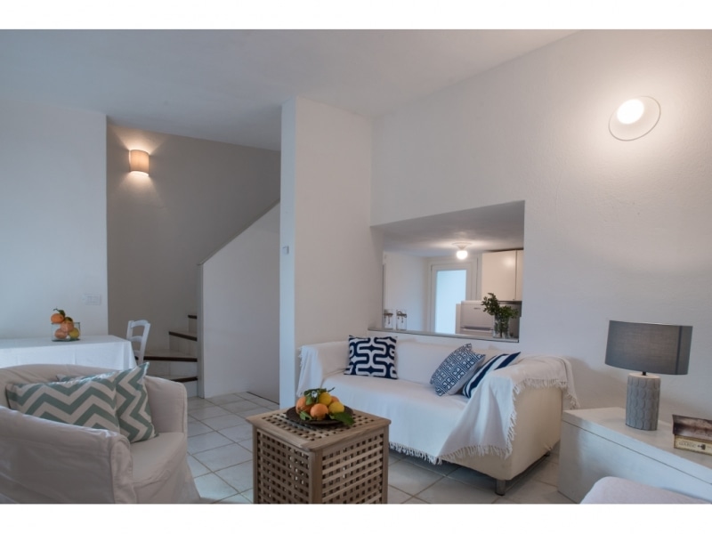 Villa Eulimene - Casa vacanze sul mare a Villasimius in Sardegna - soggiorno con vetrate e divani.