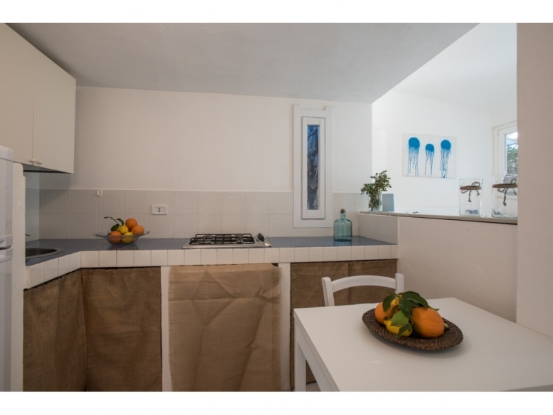 Villa Eulimene - Casa vacanze sul mare a Villasimius in Sardegna - cucina con luminosa finestra.