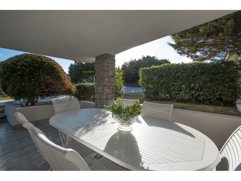 Villa Eulimene - Casa vacanze sul mare a Villasimius in Sardegna - patio arredato circondato da siepi ed alberi.