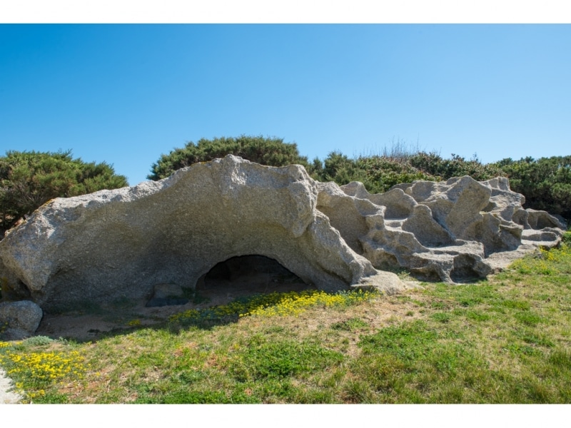 Villa Eulimene - Casa vacanze sul mare a Villasimius in Sardegna - paesaggio di macchia mediterranea e rocce evocative intorno alla villa.