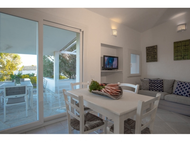 Villa Climene - Casa vacanze sul mare a Villasimius in Sardegna - Sala da pranzo con ampia vetrata sul patio.